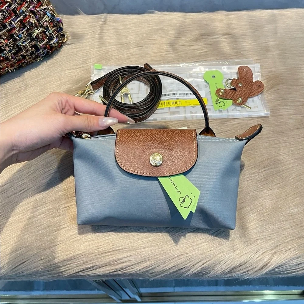 Longchamp crossbody bag
Size: 17*10 cm - Picture 3 of 6